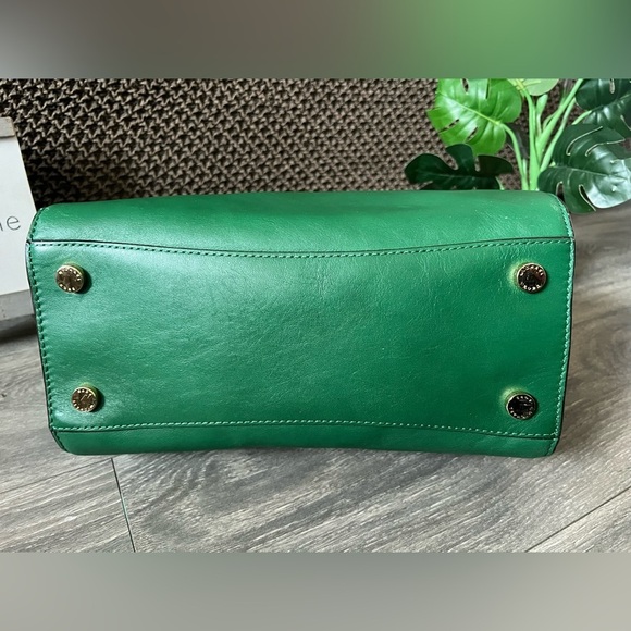 Michael Kors Hamilton Padlock and Key Traveller Bag in Gooseberry Green. - Picture 8 of 16